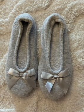 isotoner Light Gray Ballet Slippers with Satin Bow
